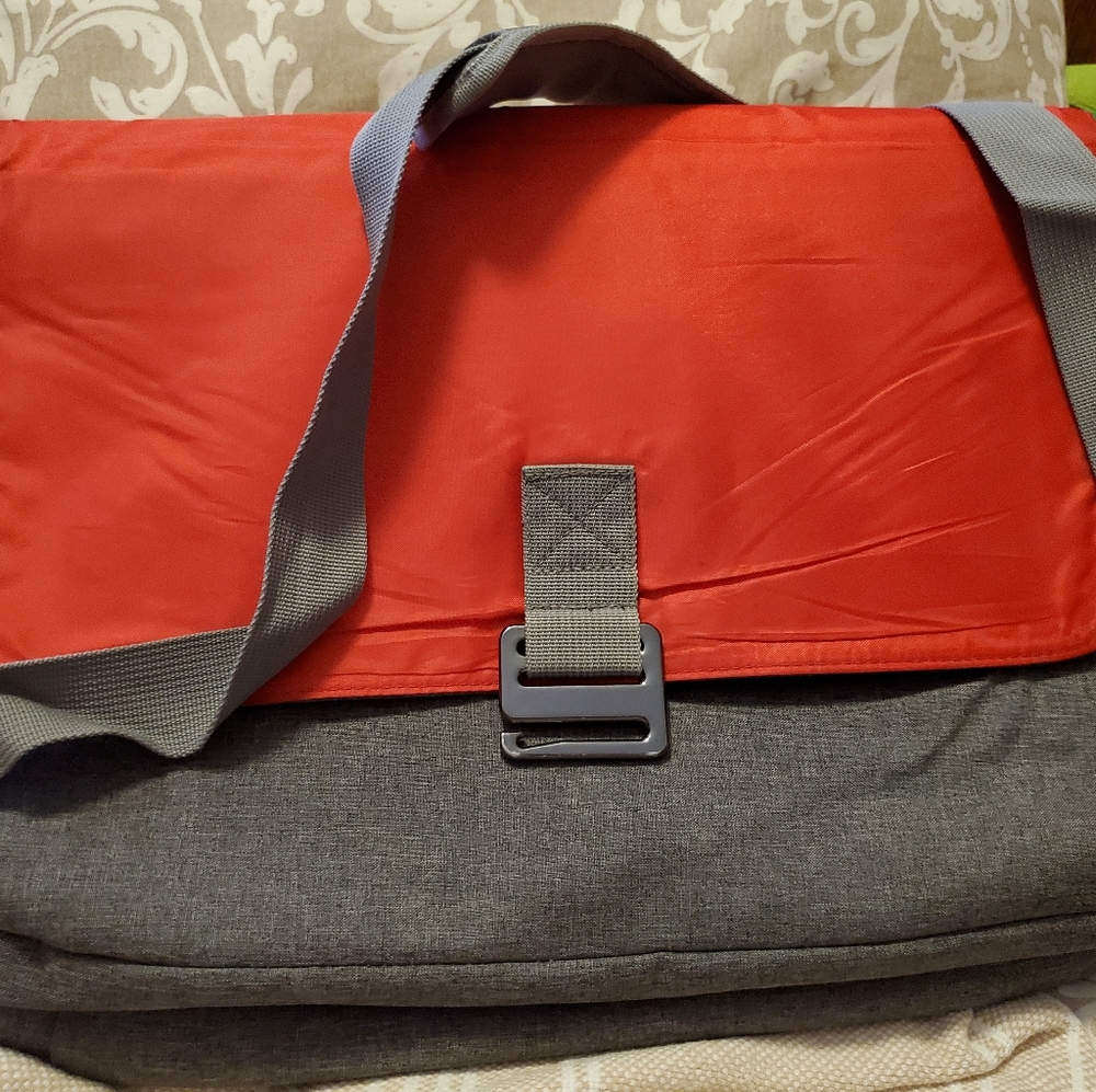 NWOT Kensington laptop messenger bag.   Grey/red
